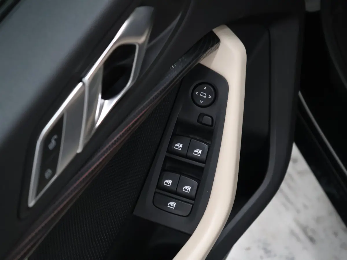 218i Business Edition [APPLE CARPLAY, ANDROID, ADAPTIVE LED, DRIVING ASSISTANT, HIFI, CRUISE CONTROL, CLIMATE CONTROL, DIGITAL DASH, KEYLESS START, RIJSTROOKASSISTENT, VERKEERSBORDHERKENNING