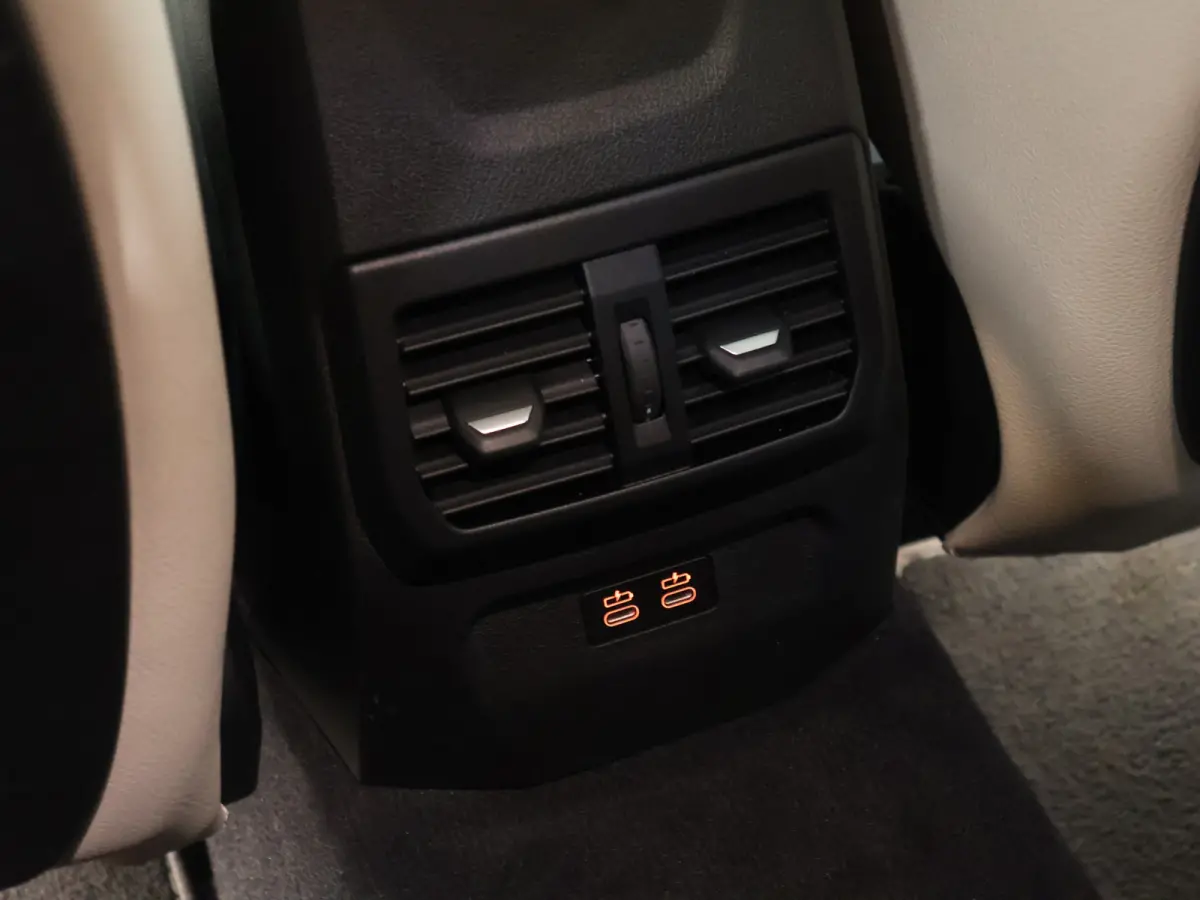 218i Business Edition [APPLE CARPLAY, ANDROID, ADAPTIVE LED, DRIVING ASSISTANT, HIFI, CRUISE CONTROL, CLIMATE CONTROL, DIGITAL DASH, KEYLESS START, RIJSTROOKASSISTENT, VERKEERSBORDHERKENNING