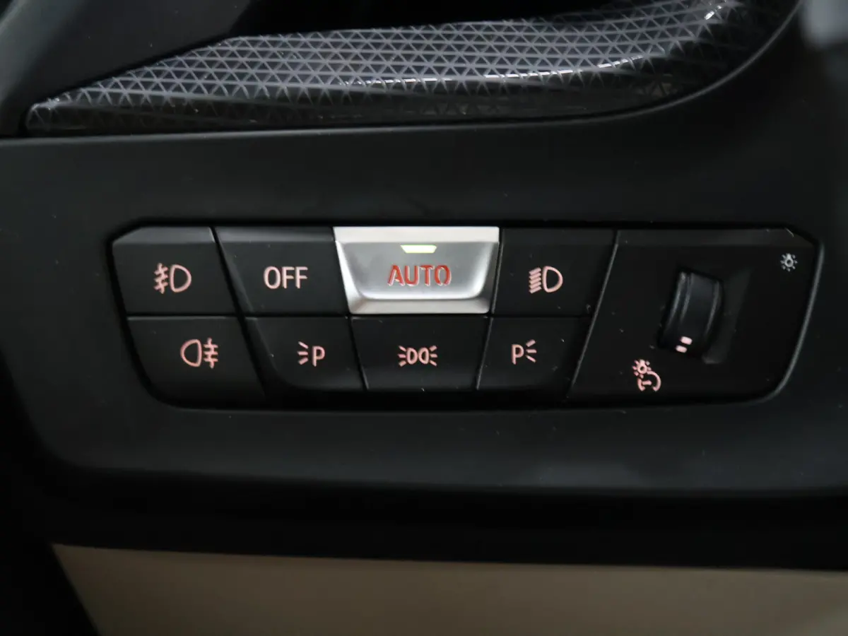 218i Business Edition [APPLE CARPLAY, ANDROID, ADAPTIVE LED, DRIVING ASSISTANT, HIFI, CRUISE CONTROL, CLIMATE CONTROL, DIGITAL DASH, KEYLESS START, RIJSTROOKASSISTENT, VERKEERSBORDHERKENNING