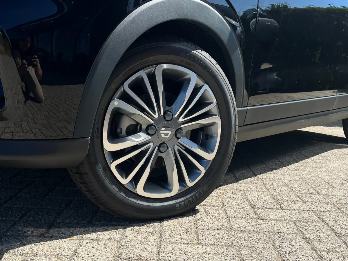 Design 37.3 kWh | €2500,- korting !! | Vanaf €259,- Private Lease per maand ! | 265KM Range | Panoramadak | Achteruitrijcamera | Adaptieve Cruise Control | Keuless start | 15" Lichtmetal