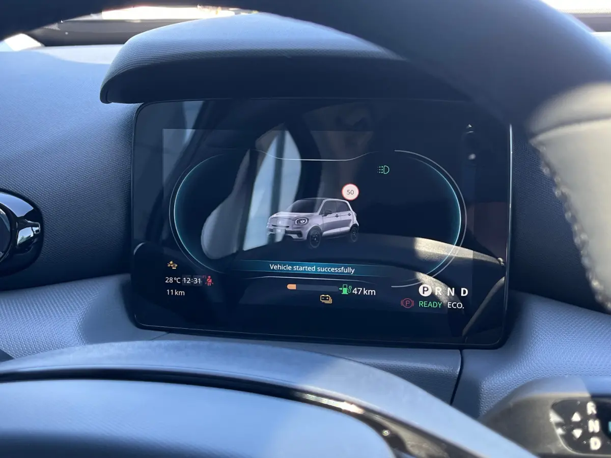 Design 37.3 kWh | €1500,- korting !! | Vanaf €259,- Private Lease per maand ! | 265KM Range | Panoramadak | Achteruitrijcamera | Adaptieve Cruise Control | Keuless start | 15" Lichtmetal