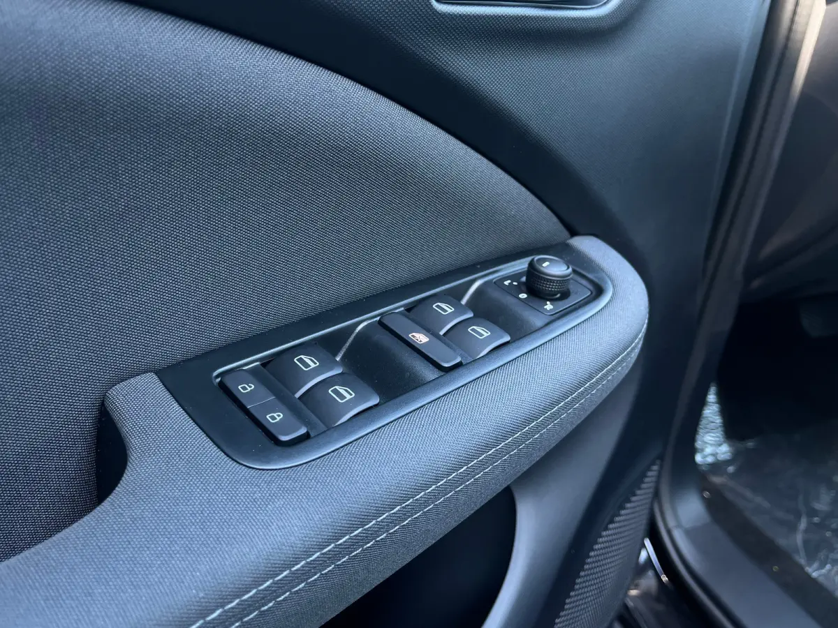 Design 37.3 kWh | €1500,- korting !! | Vanaf €259,- Private Lease per maand ! | 265KM Range | Panoramadak | Achteruitrijcamera | Adaptieve Cruise Control | Keuless start | 15" Lichtmetal