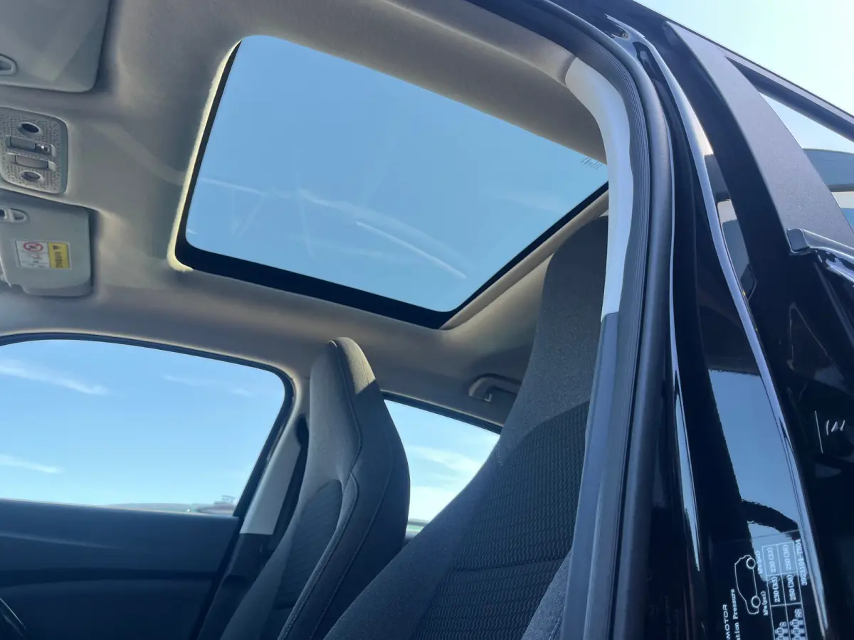 Design 37.3 kWh | €2500,- korting !! | Vanaf €259,- Private Lease per maand ! | 265KM Range | Panoramadak | Achteruitrijcamera | Adaptieve Cruise Control | Keuless start | 15" Lichtmetal