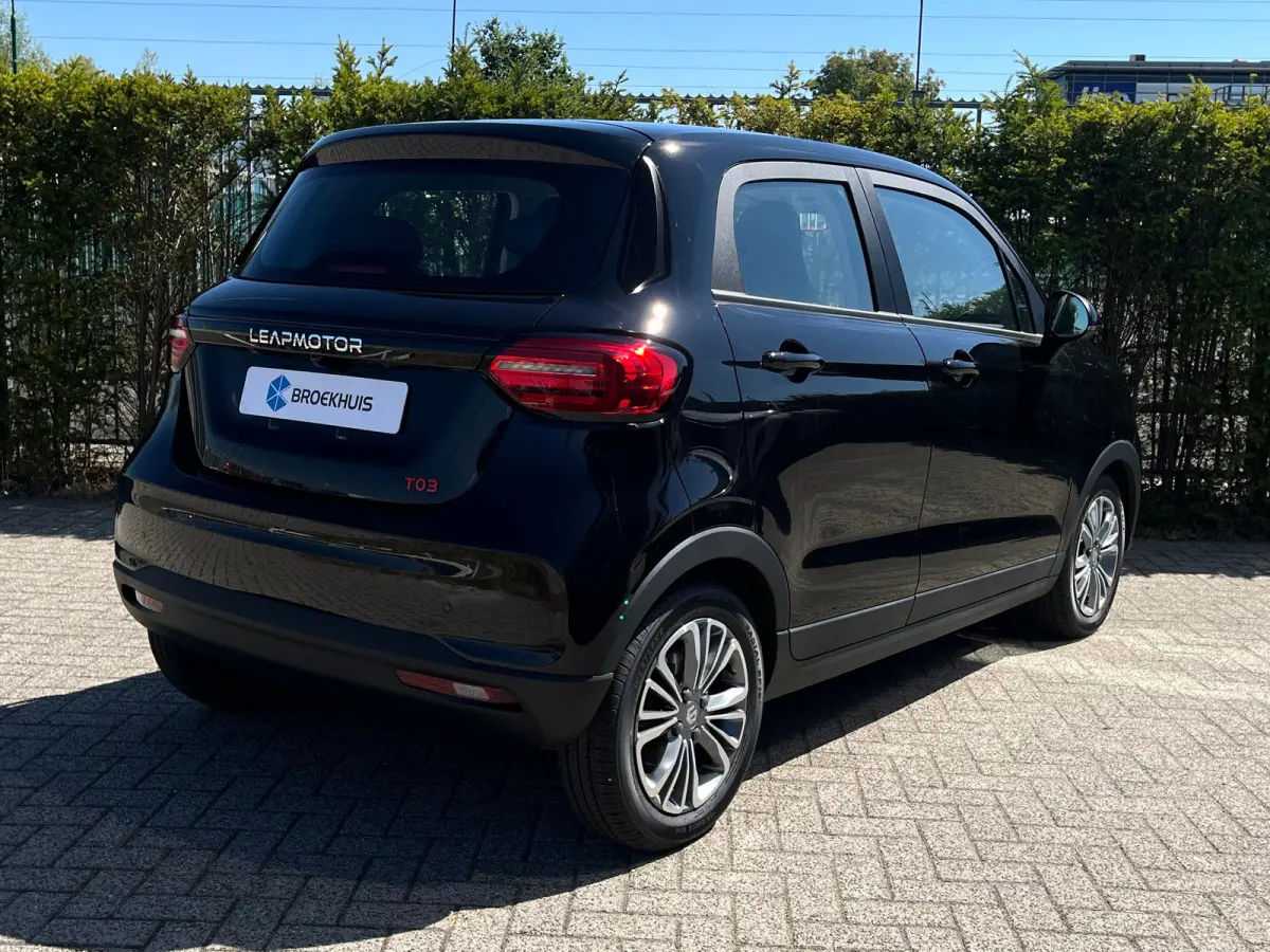 Design 37.3 kWh | €2500,- korting !! | Vanaf €259,- Private Lease per maand ! | 265KM Range | Panoramadak | Achteruitrijcamera | Adaptieve Cruise Control | Keuless start | 15" Lichtmetal