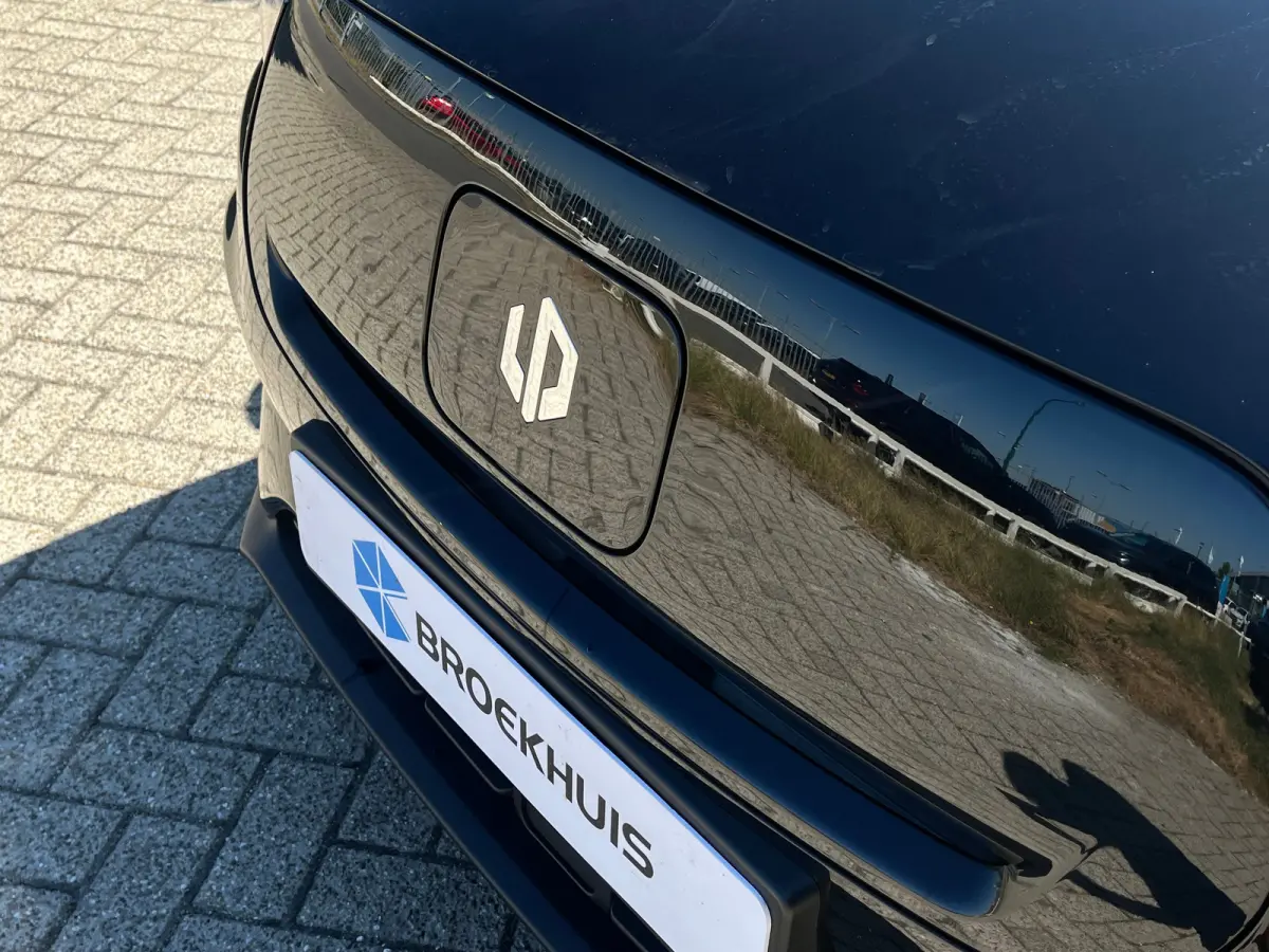 Design 37.3 kWh | €2500,- korting !! | Vanaf €259,- Private Lease per maand ! | 265KM Range | Panoramadak | Achteruitrijcamera | Adaptieve Cruise Control | Keuless start | 15" Lichtmetal