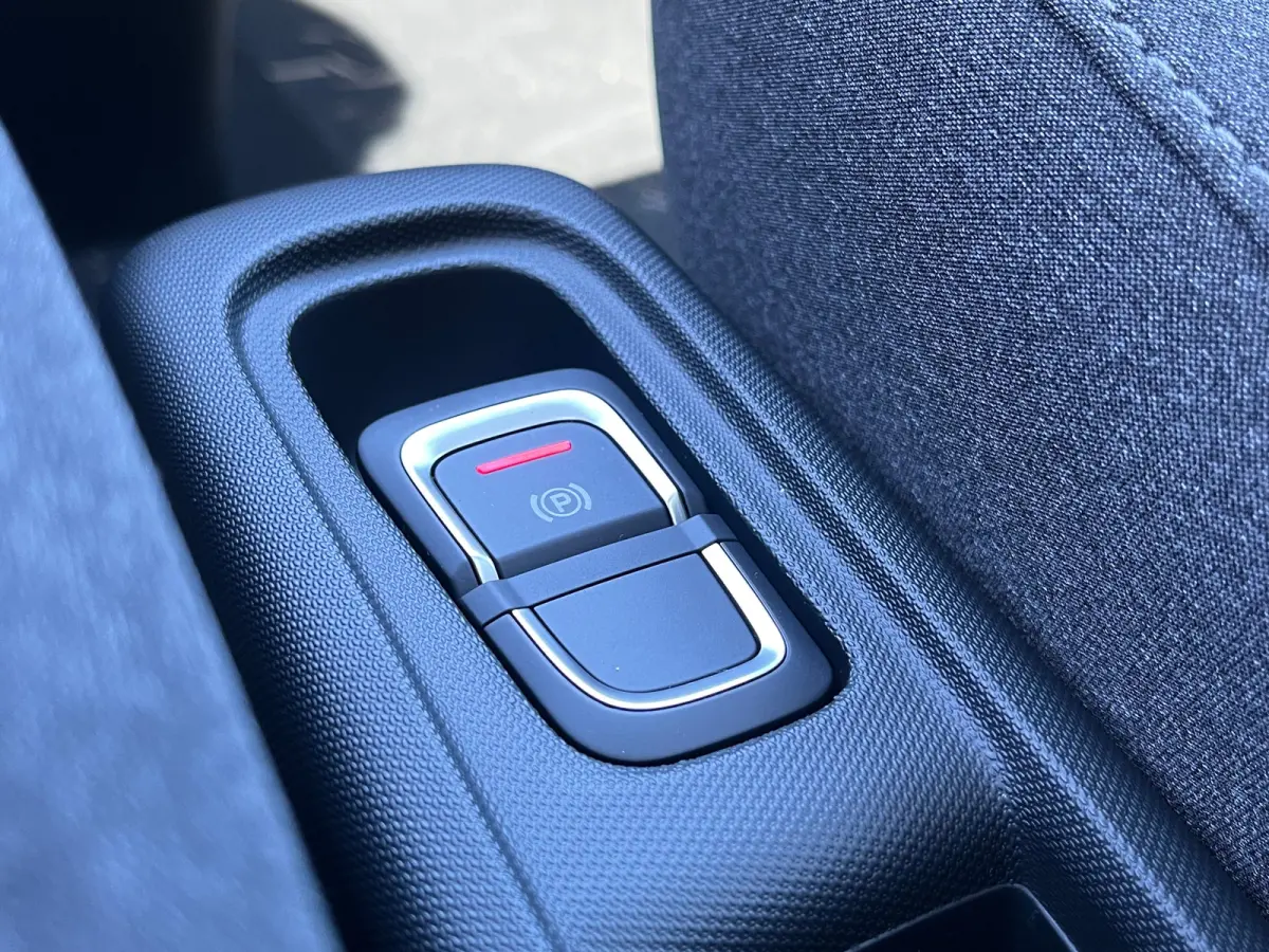 Design 37.3 kWh | €1500,- korting !! | Vanaf €259,- Private Lease per maand ! | 265KM Range | Panoramadak | Achteruitrijcamera | Adaptieve Cruise Control | Keuless start | 15" Lichtmetal
