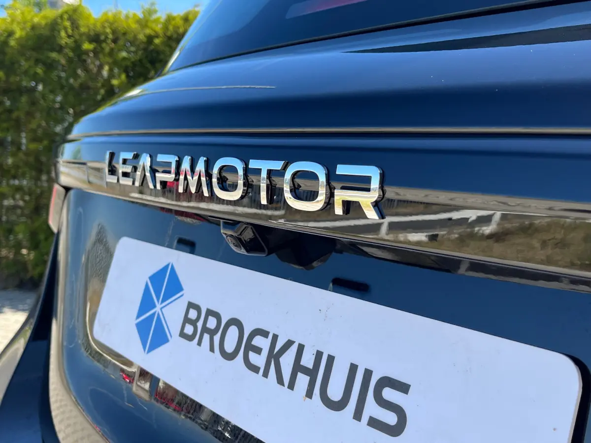 Design 37.3 kWh | €2500,- korting !! | Vanaf €259,- Private Lease per maand ! | 265KM Range | Panoramadak | Achteruitrijcamera | Adaptieve Cruise Control | Keuless start | 15" Lichtmetal