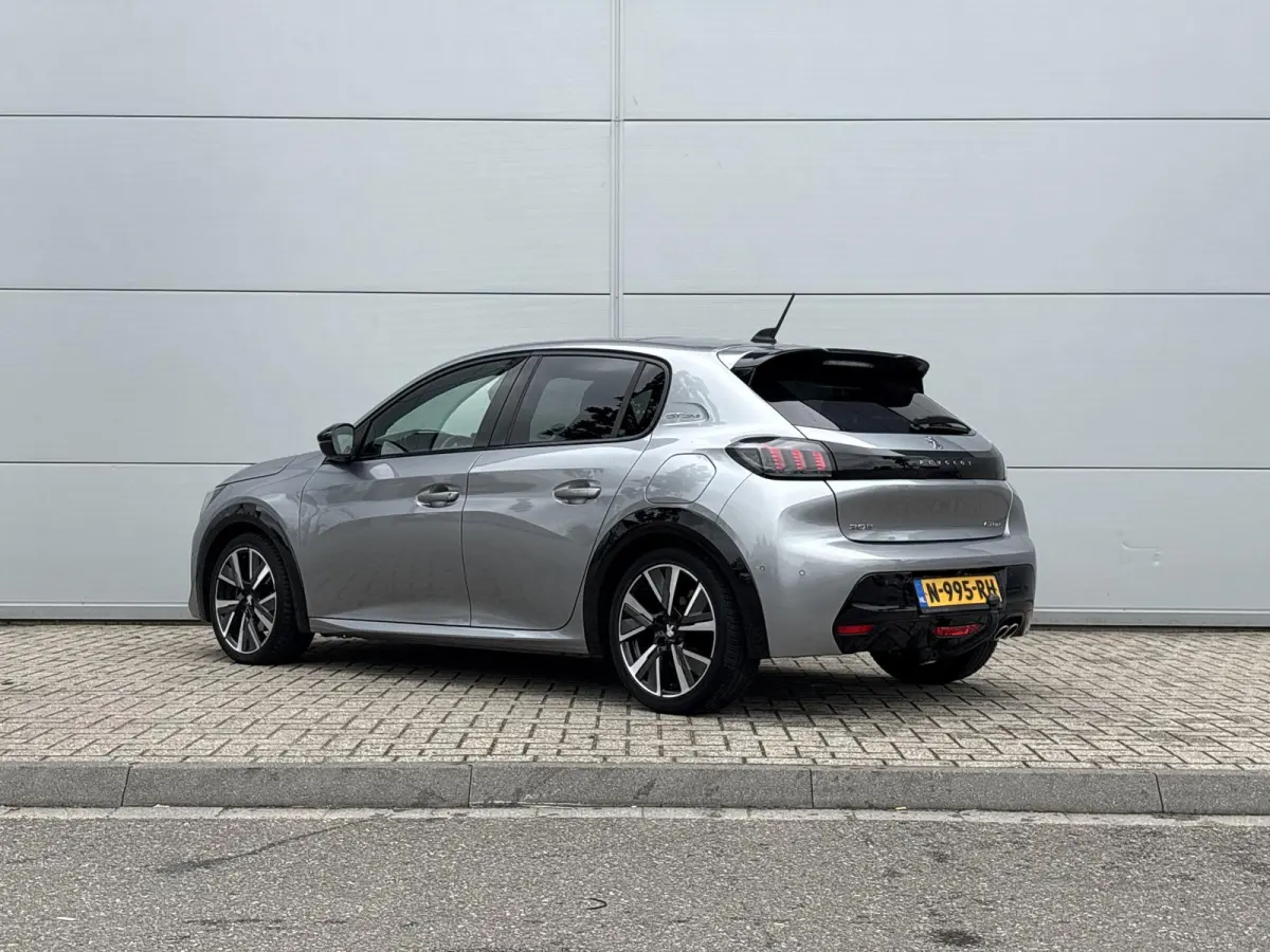 1.2 PureTech GT-Line | Panoramadak | Lederen bekleding | Stoelverwarming | Adaptieve Cruise Control | Camera | Trekhaak