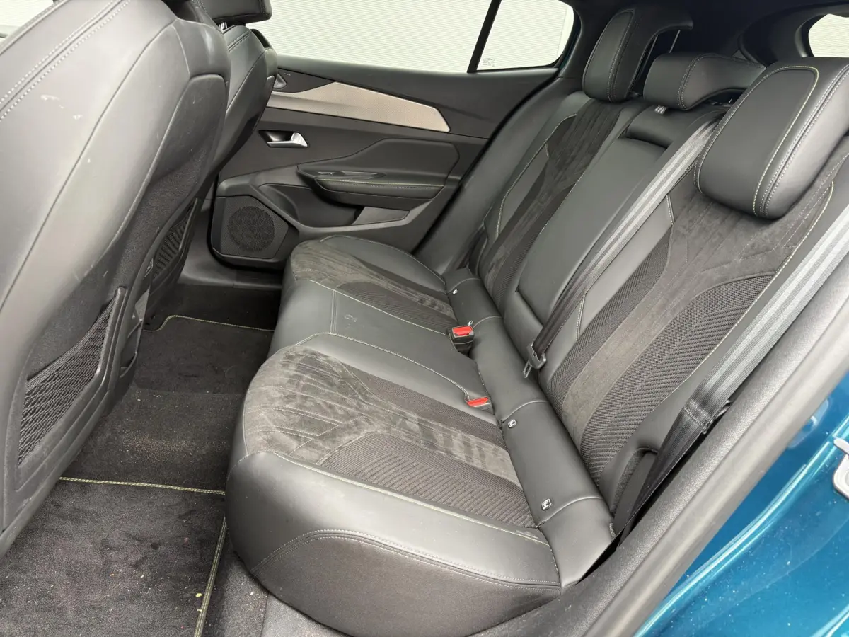 1.6 HYbrid GT 225 EAT8 First Edition | Panoramisch schuifdak | Alcantara bekleding | Focal | Camera | Apple Carplay/Android Auto