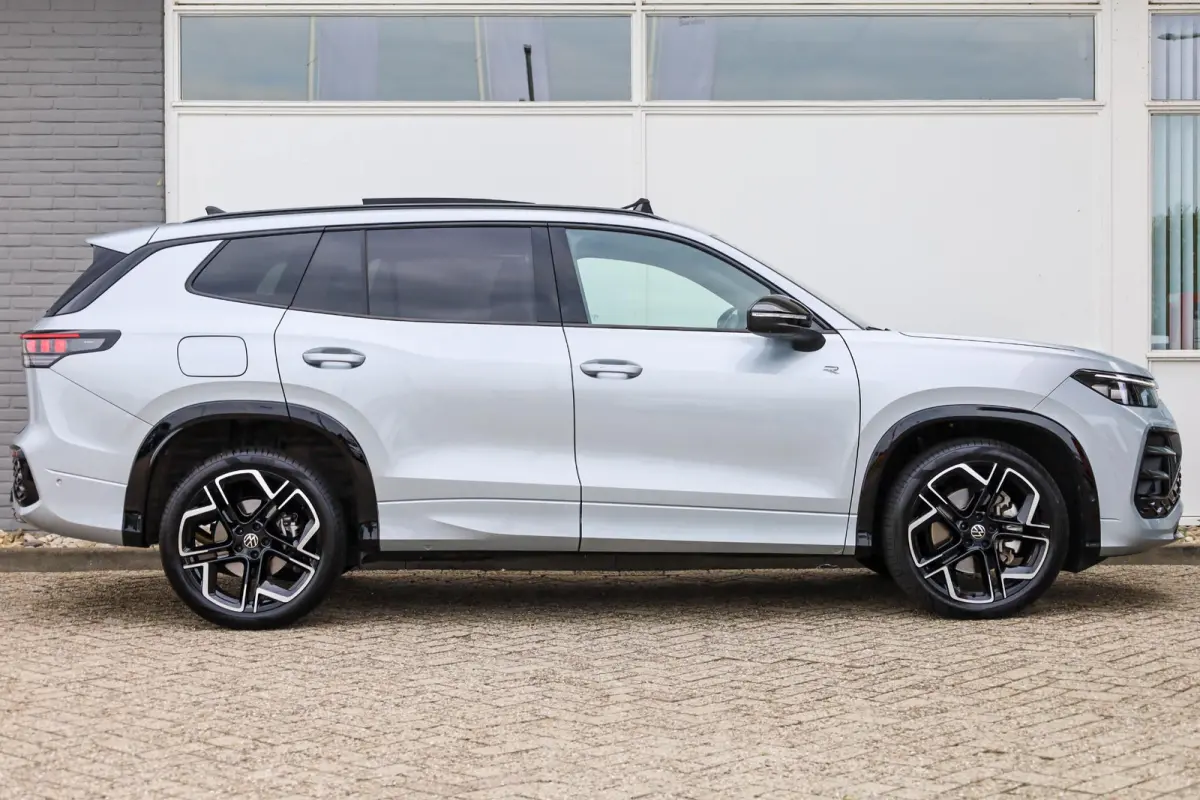 1.5 eHybrid 204pk R-Line Edition | Poramadak | Trekhaak | 360 Camera