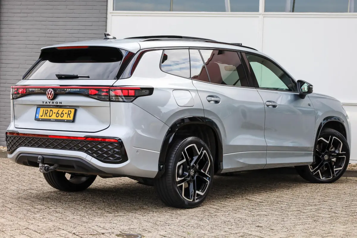 1.5 eHybrid 204pk R-Line Edition | Poramadak | Trekhaak | 360 Camera
