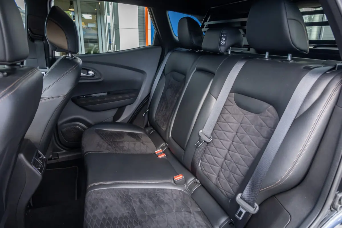 1.3 TCe Black Edition | BOSE | Elek. Stoel | Alcantara bekleding | Apple Carplay/Android Auto | Keyless | Achteruitrijcamera | Voorstoelen verwarmd | Achteruitrijcamera | Airco (automatisch)