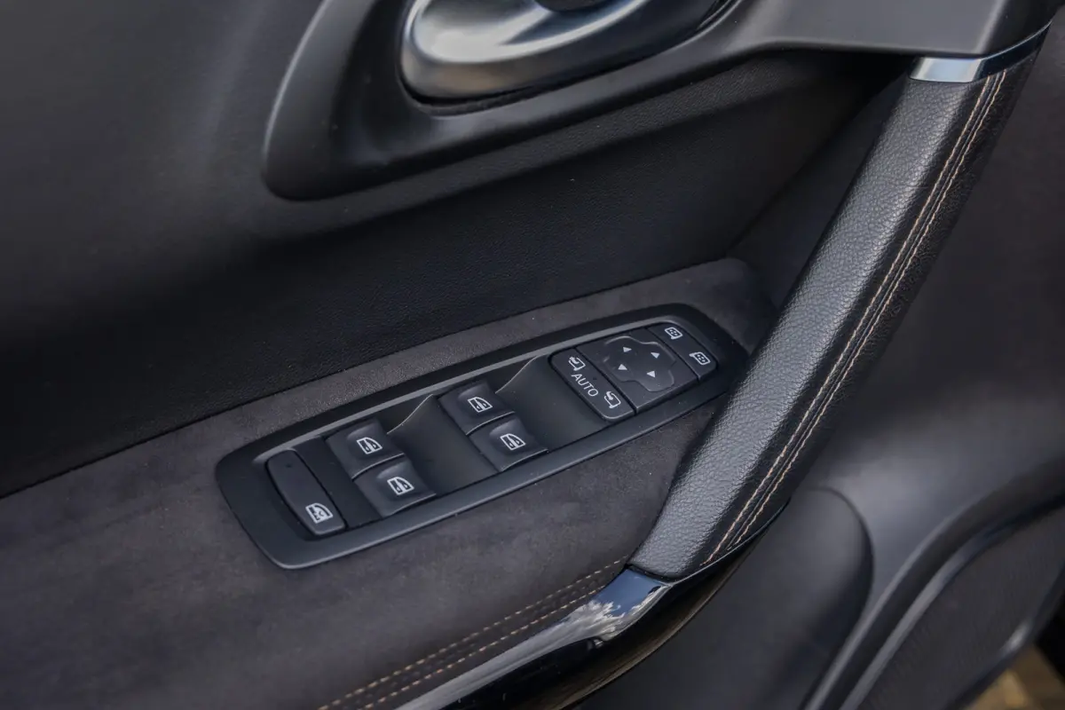 1.3 TCe Black Edition | BOSE | Elek. Stoel | Alcantara bekleding | Apple Carplay/Android Auto | Keyless | Achteruitrijcamera | Voorstoelen verwarmd | Achteruitrijcamera | Airco (automatisch)