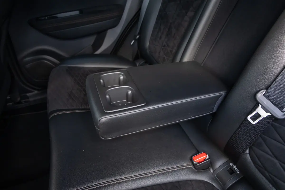 1.3 TCe Black Edition | BOSE | Elek. Stoel | Alcantara bekleding | Apple Carplay/Android Auto | Keyless | Achteruitrijcamera | Voorstoelen verwarmd | Achteruitrijcamera | Airco (automatisch)