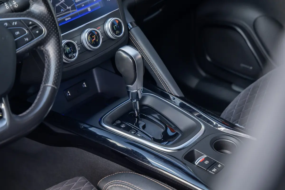 1.3 TCe Black Edition | BOSE | Elek. Stoel | Alcantara bekleding | Apple Carplay/Android Auto | Keyless | Achteruitrijcamera | Voorstoelen verwarmd | Achteruitrijcamera | Airco (automatisch)