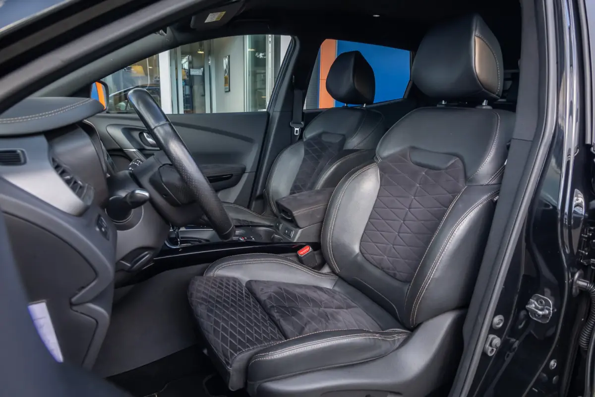 1.3 TCe Black Edition | BOSE | Elek. Stoel | Alcantara bekleding | Apple Carplay/Android Auto | Keyless | Achteruitrijcamera | Voorstoelen verwarmd | Achteruitrijcamera | Airco (automatisch)