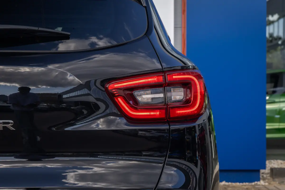 1.3 TCe Black Edition | BOSE | Elek. Stoel | Alcantara bekleding | Apple Carplay/Android Auto | Keyless | Achteruitrijcamera | Voorstoelen verwarmd | Achteruitrijcamera | Airco (automatisch)