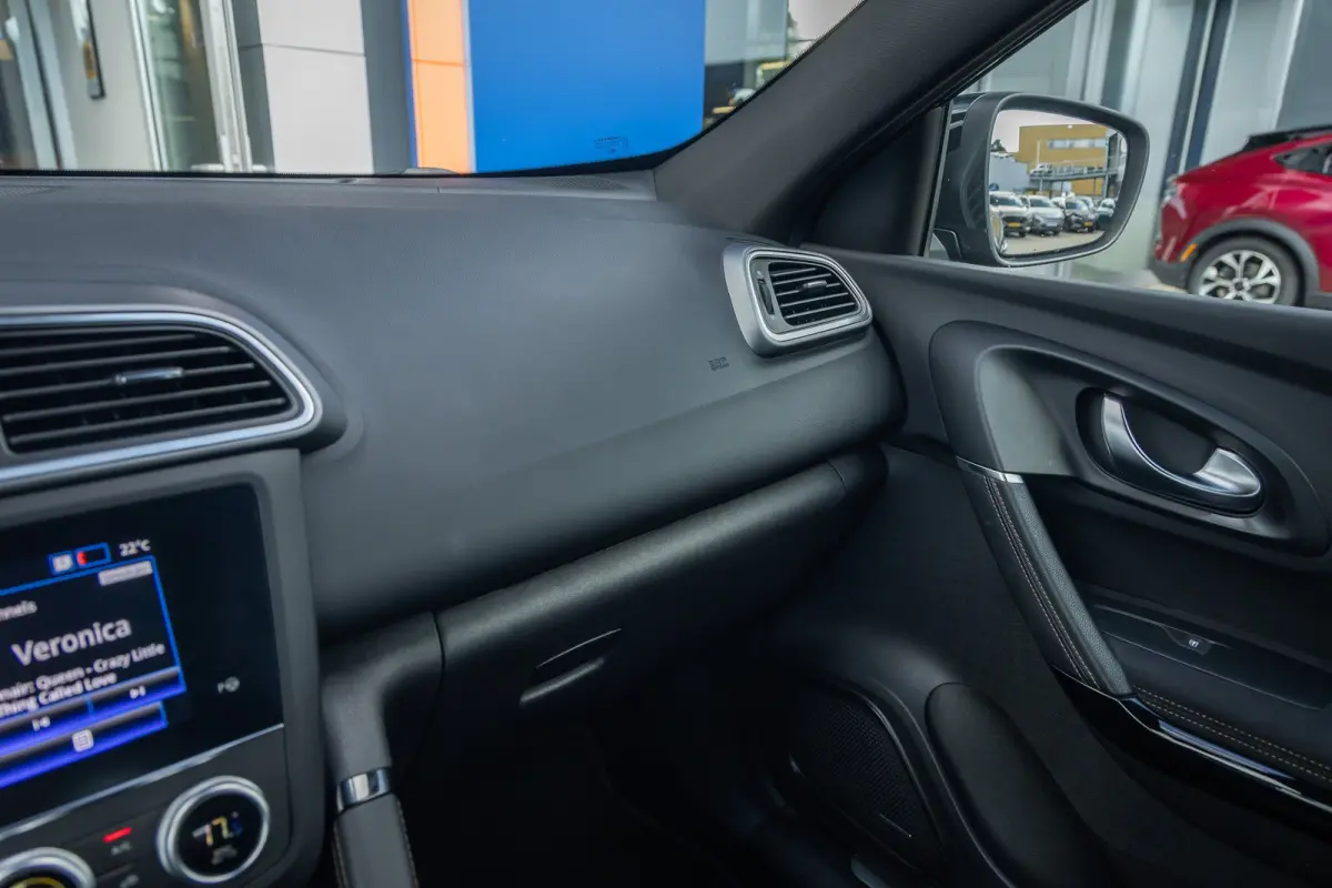 1.3 TCe Black Edition | BOSE | Elek. Stoel | Alcantara bekleding | Apple Carplay/Android Auto | Keyless | Achteruitrijcamera | Voorstoelen verwarmd | Achteruitrijcamera | Airco (automatisch)