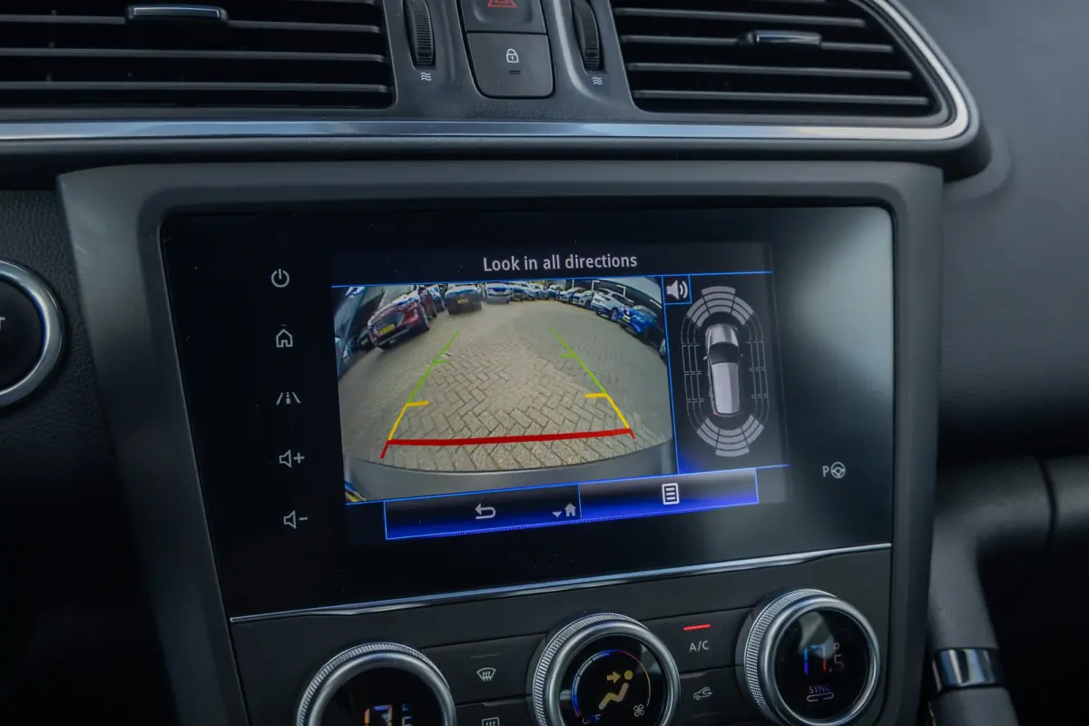 1.3 TCe Black Edition | BOSE | Elek. Stoel | Alcantara bekleding | Apple Carplay/Android Auto | Keyless | Achteruitrijcamera | Voorstoelen verwarmd | Achteruitrijcamera | Airco (automatisch)