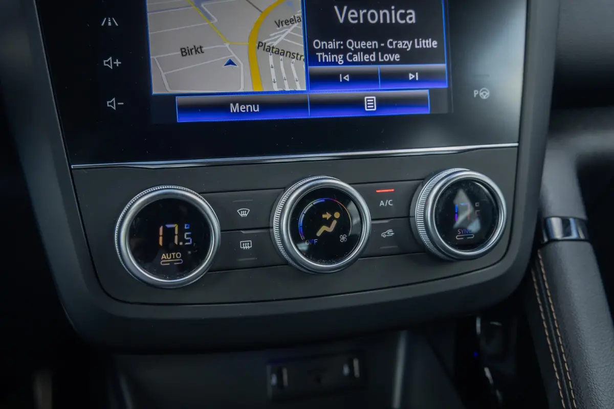 1.3 TCe Black Edition | BOSE | Elek. Stoel | Alcantara bekleding | Apple Carplay/Android Auto | Keyless | Achteruitrijcamera | Voorstoelen verwarmd | Achteruitrijcamera | Airco (automatisch)