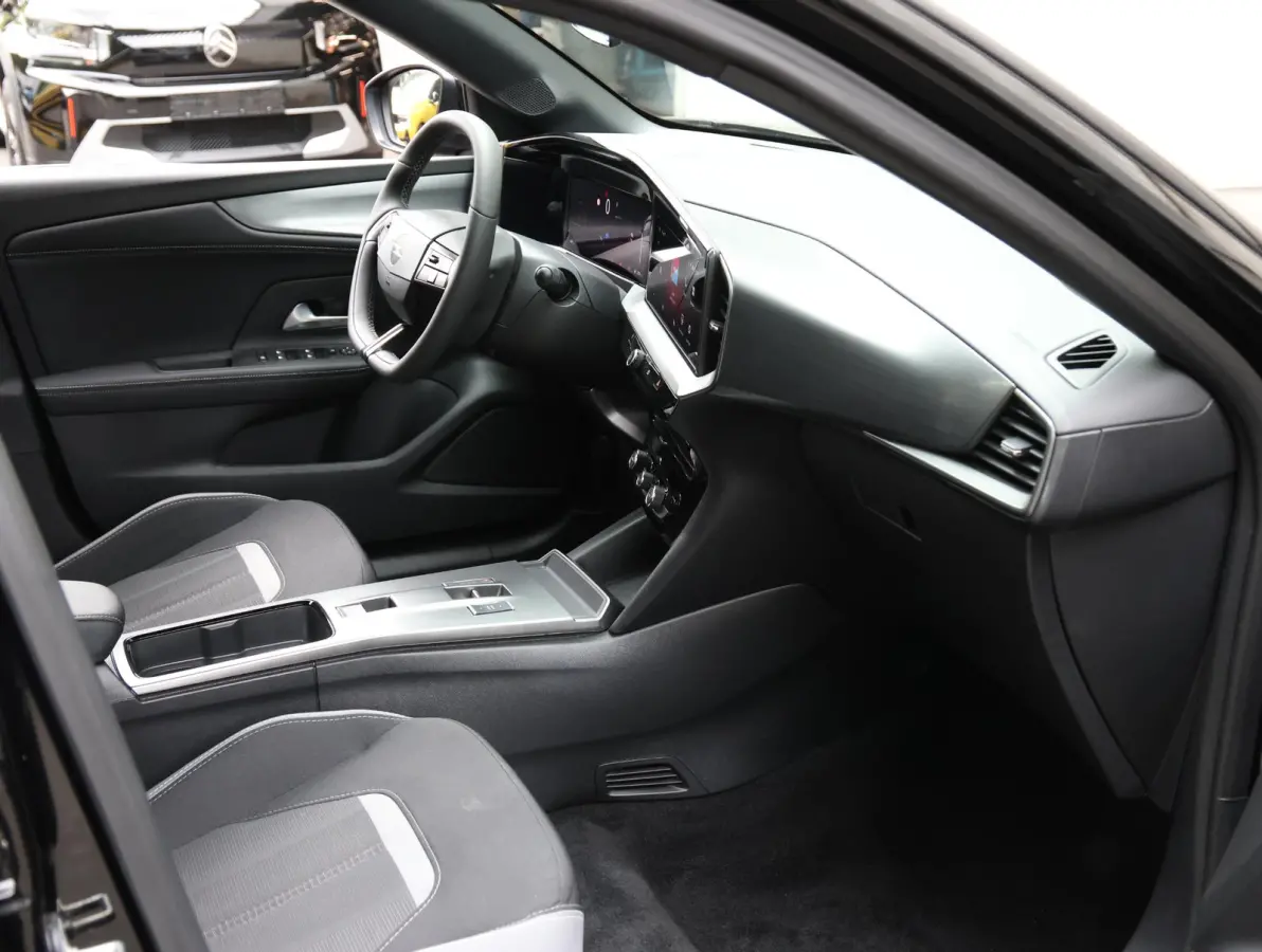 GS 54 kWh 156pk | Accu 97% | LED verlichting | Camera | Navigatie | Black pack | Apple Carplay & Android Auto
