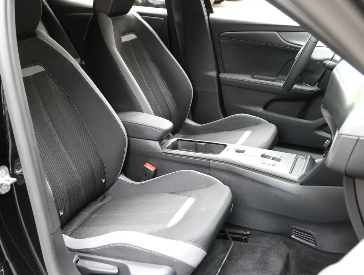 GS 54 kWh 156pk | Accu 97% | LED verlichting | Camera | Navigatie | Black pack | Apple Carplay & Android Auto
