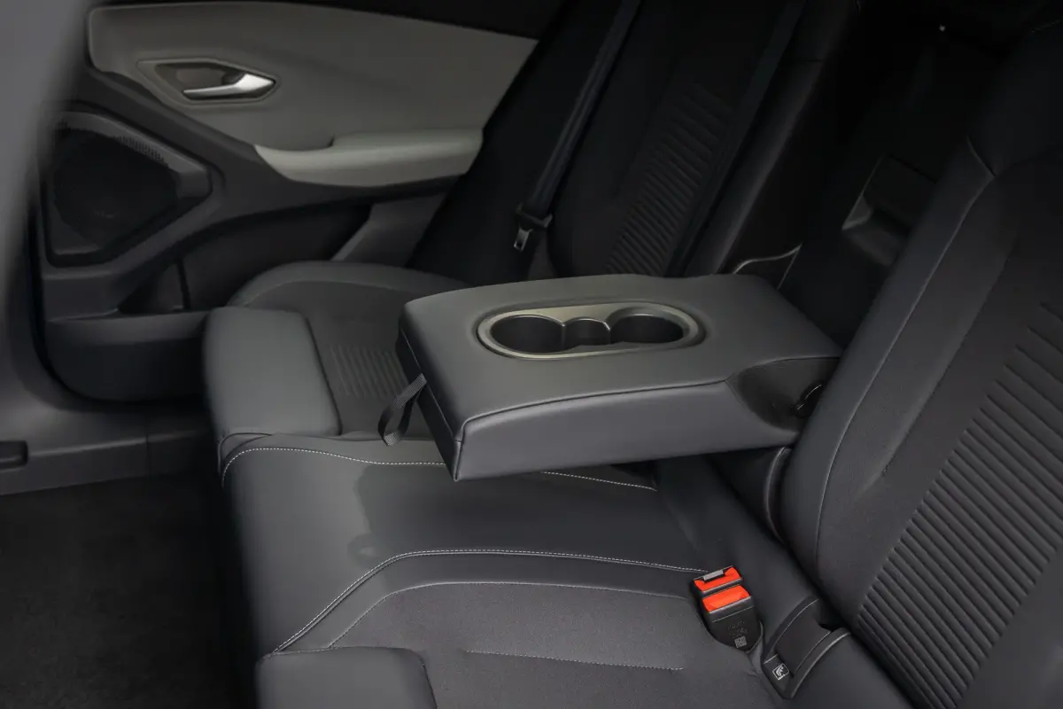 210kW RWD Premium | Voorraad, Snel Leverbaar! | Trekhaak | AGR Stoelen | Apple Carplay/Android Auto | 18-weg verstelbare AGR-voorstoelen (ergonomisch gecertificeerd) | Achteruitrijcamera | A