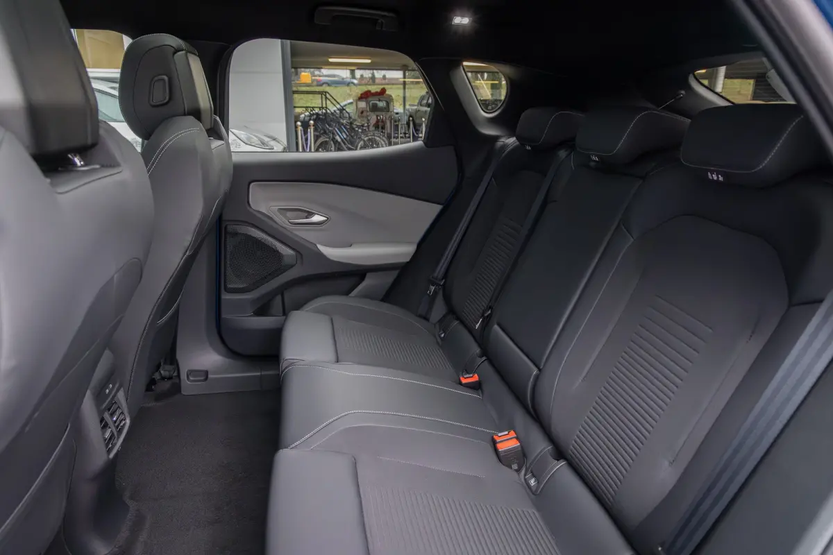 210kW RWD Premium | Voorraad, Snel Leverbaar! | Trekhaak | AGR Stoelen | Apple Carplay/Android Auto | 18-weg verstelbare AGR-voorstoelen (ergonomisch gecertificeerd) | Achteruitrijcamera | A