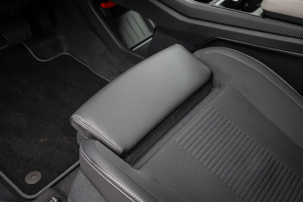 210kW RWD Premium | Voorraad, Snel Leverbaar! | Trekhaak | AGR Stoelen | Apple Carplay/Android Auto | 18-weg verstelbare AGR-voorstoelen (ergonomisch gecertificeerd) | Achteruitrijcamera | A