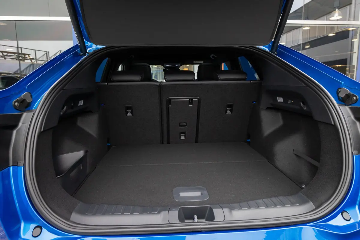 210kW RWD Premium | Voorraad, Snel Leverbaar! | Trekhaak | AGR Stoelen | Apple Carplay/Android Auto | 18-weg verstelbare AGR-voorstoelen (ergonomisch gecertificeerd) | Achteruitrijcamera | A