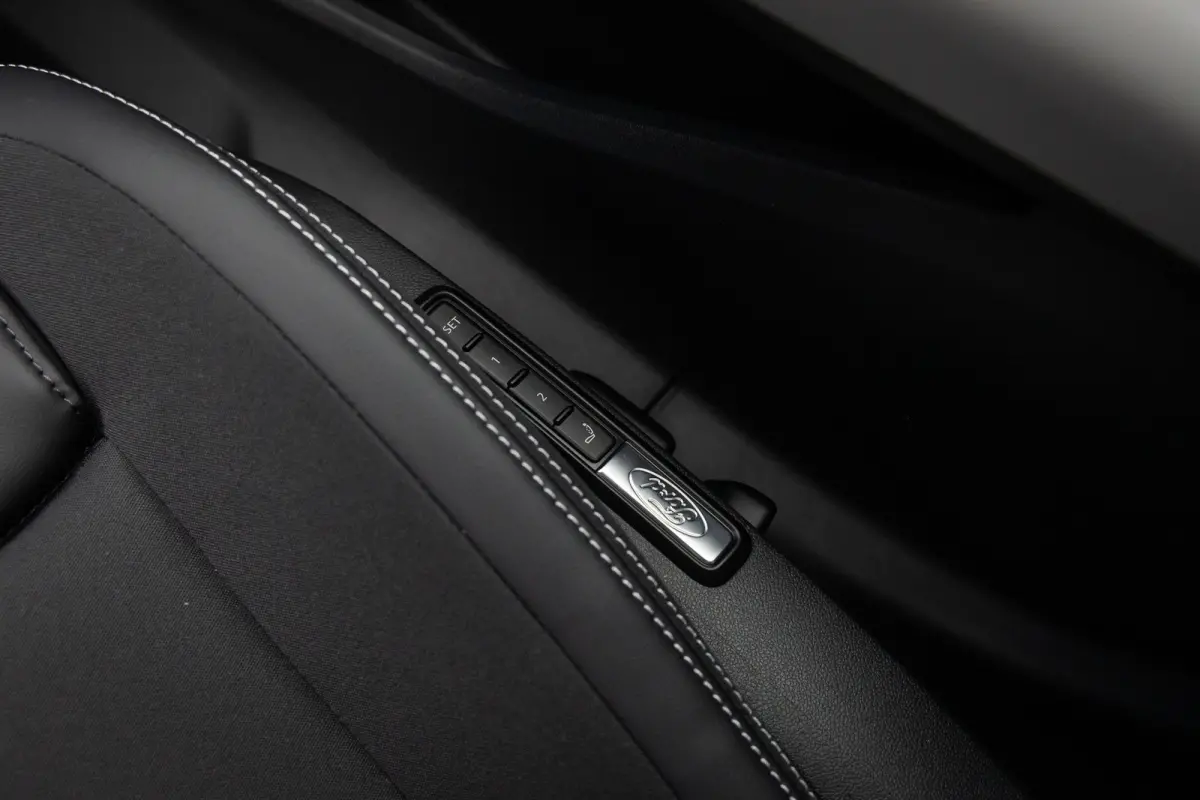 210kW RWD Premium | Voorraad, Snel Leverbaar! | Trekhaak | AGR Stoelen | Apple Carplay/Android Auto | 18-weg verstelbare AGR-voorstoelen (ergonomisch gecertificeerd) | Achteruitrijcamera | A
