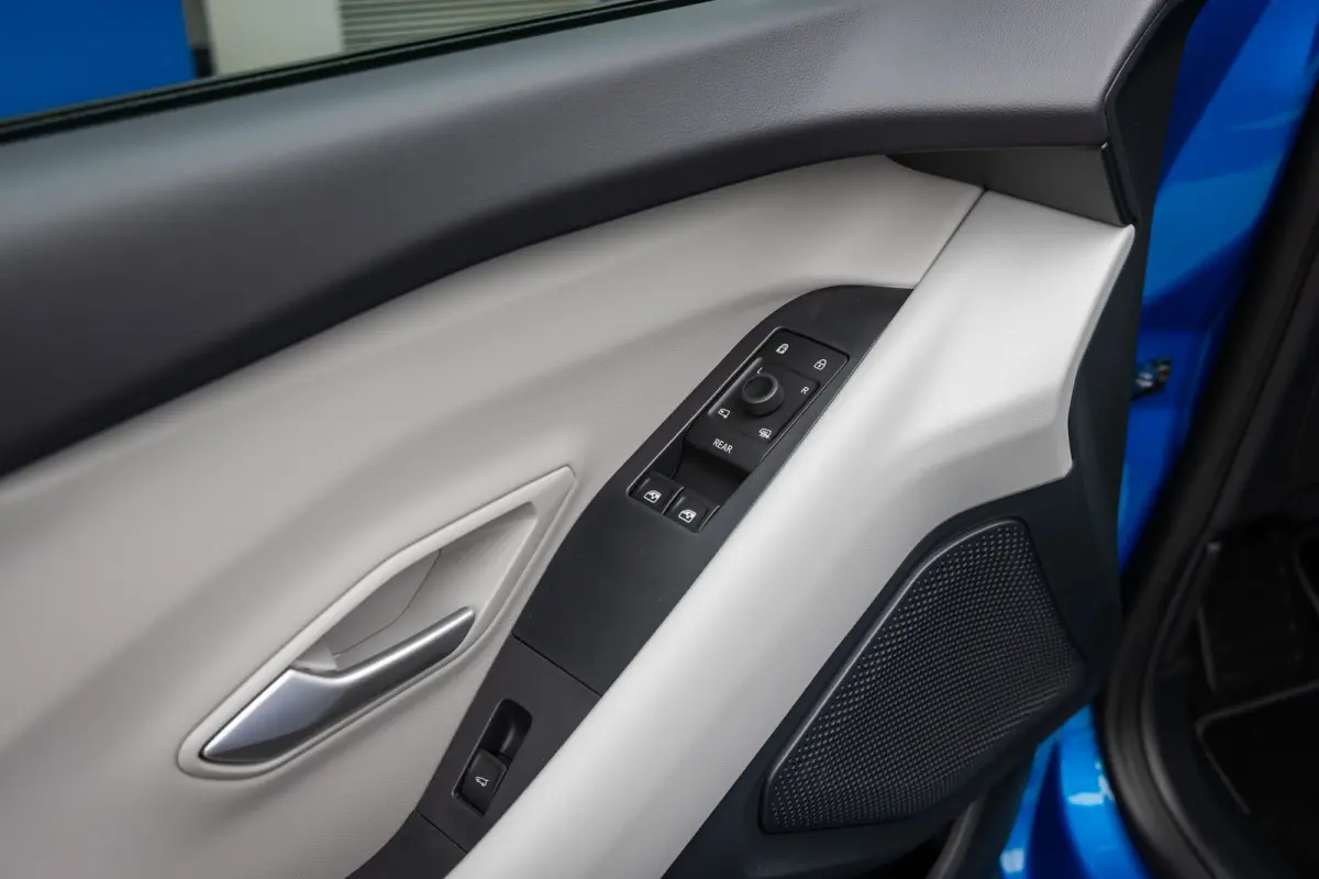 210kW RWD Premium | Voorraad, Snel Leverbaar! | Trekhaak | AGR Stoelen | Apple Carplay/Android Auto | 18-weg verstelbare AGR-voorstoelen (ergonomisch gecertificeerd) | Achteruitrijcamera | A