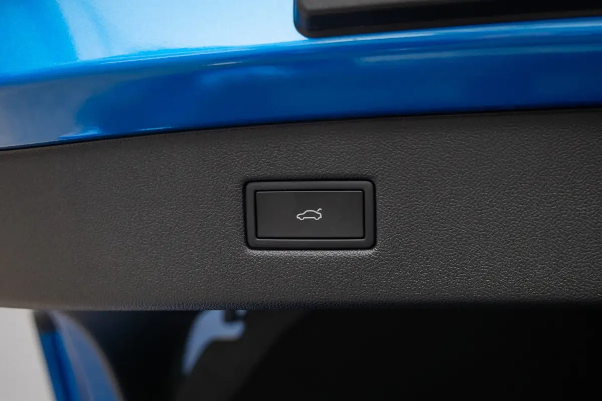 210kW RWD Premium | Voorraad, Snel Leverbaar! | Trekhaak | AGR Stoelen | Apple Carplay/Android Auto | 18-weg verstelbare AGR-voorstoelen (ergonomisch gecertificeerd) | Achteruitrijcamera | A