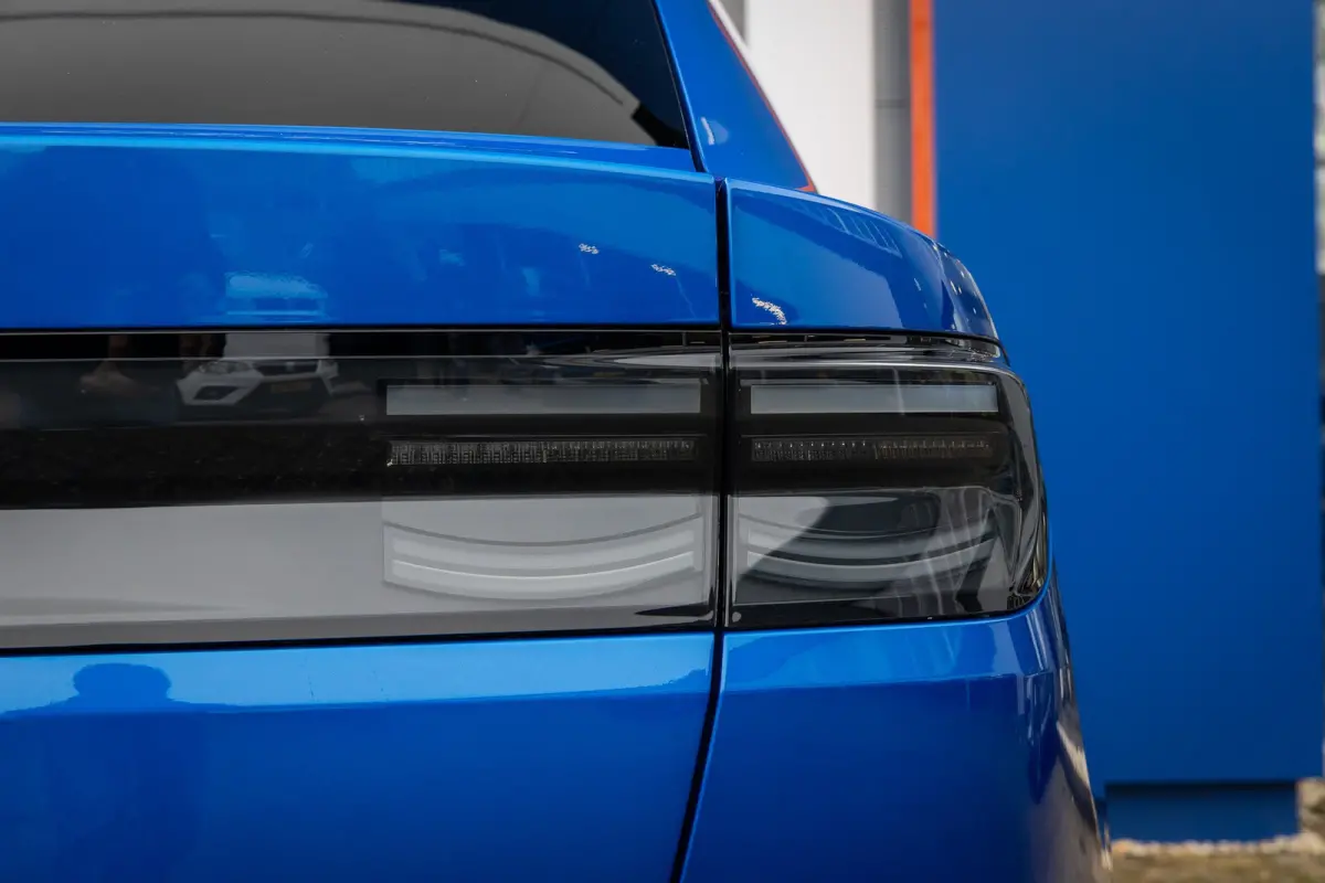 210kW RWD Premium | Voorraad, Snel Leverbaar! | Trekhaak | AGR Stoelen | Apple Carplay/Android Auto | 18-weg verstelbare AGR-voorstoelen (ergonomisch gecertificeerd) | Achteruitrijcamera | A