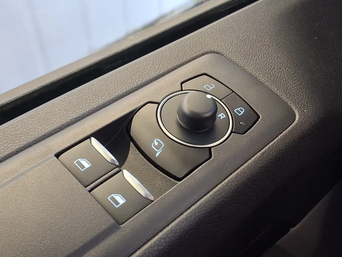 Cust. 340 L2H1 Sport 71 kWh | Nieuw!! | 370KM WLTP | 2.300 KG trekgewicht | Android/Apple Carplay | Voorstoelen/Stuur Verwarmd | Beide Kanten Schuifdeur | LM Velgen 17" | Airco |