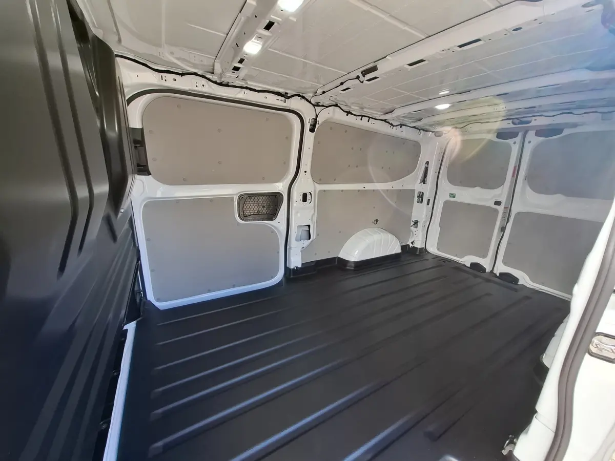 Cust. 340 L2H1 Sport 71 kWh | Nieuw!! | 370KM WLTP | 2.300 KG trekgewicht | Android/Apple Carplay | Voorstoelen/Stuur Verwarmd | Beide Kanten Schuifdeur | LM Velgen 17" | Airco |