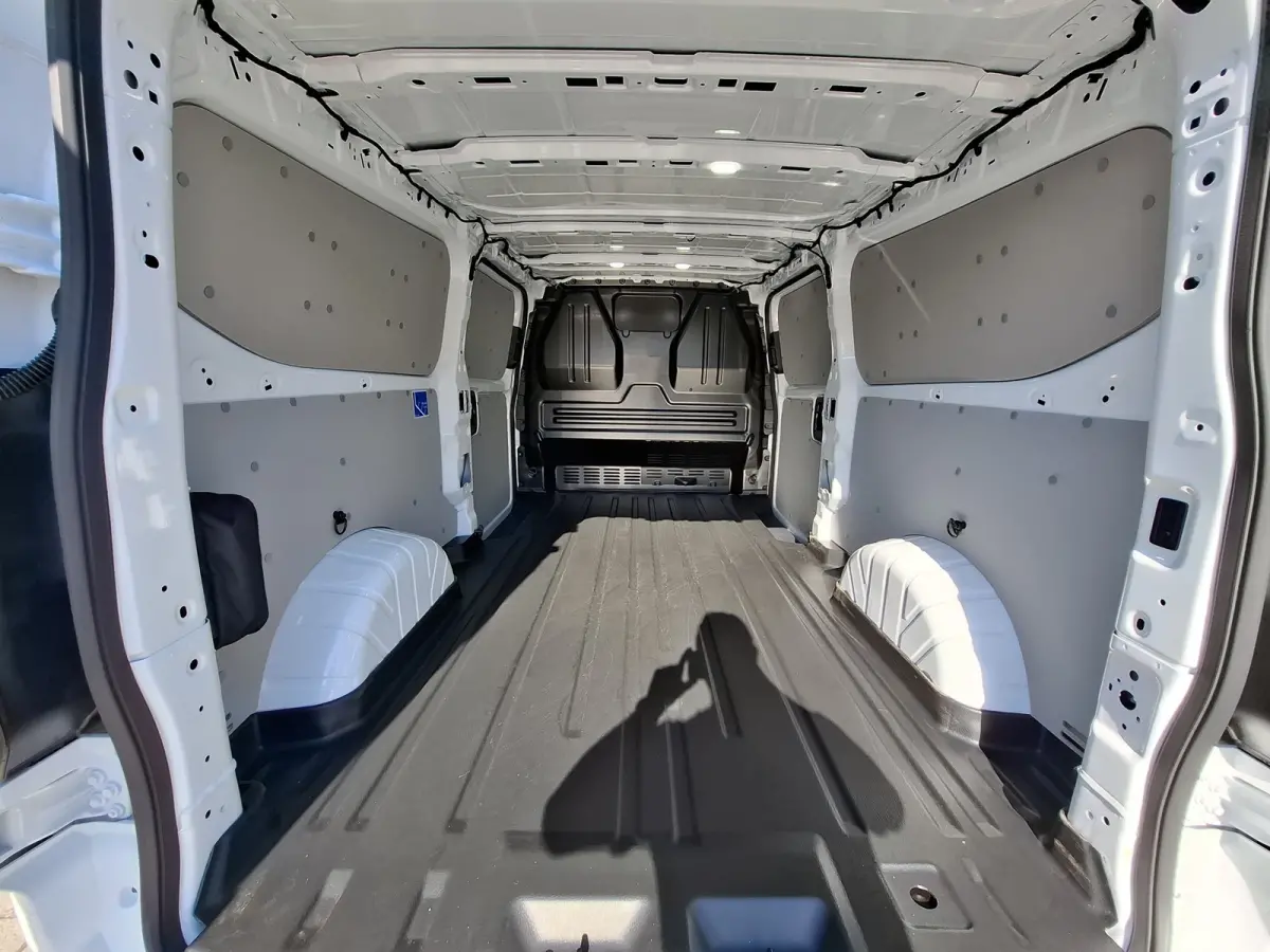 Cust. 340 L2H1 Sport 71 kWh | Nieuw!! | 370KM WLTP | 2.300 KG trekgewicht | Android/Apple Carplay | Voorstoelen/Stuur Verwarmd | Beide Kanten Schuifdeur | LM Velgen 17" | Airco |