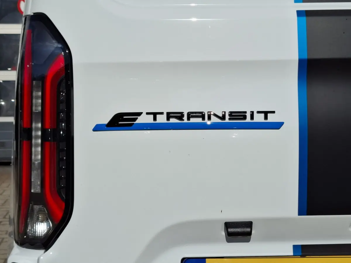 Cust. 340 L2H1 Sport 71 kWh | Nieuw!! | 370KM WLTP | 2.300 KG trekgewicht | Android/Apple Carplay | Voorstoelen/Stuur Verwarmd | Beide Kanten Schuifdeur | LM Velgen 17" | Airco |