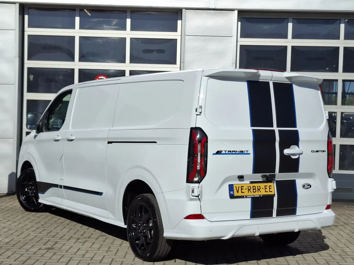 Cust. 340 L2H1 Sport 71 kWh | Nieuw!! | 370KM WLTP | 2.300 KG trekgewicht | Android/Apple Carplay | Voorstoelen/Stuur Verwarmd | Beide Kanten Schuifdeur | LM Velgen 17" | Airco |