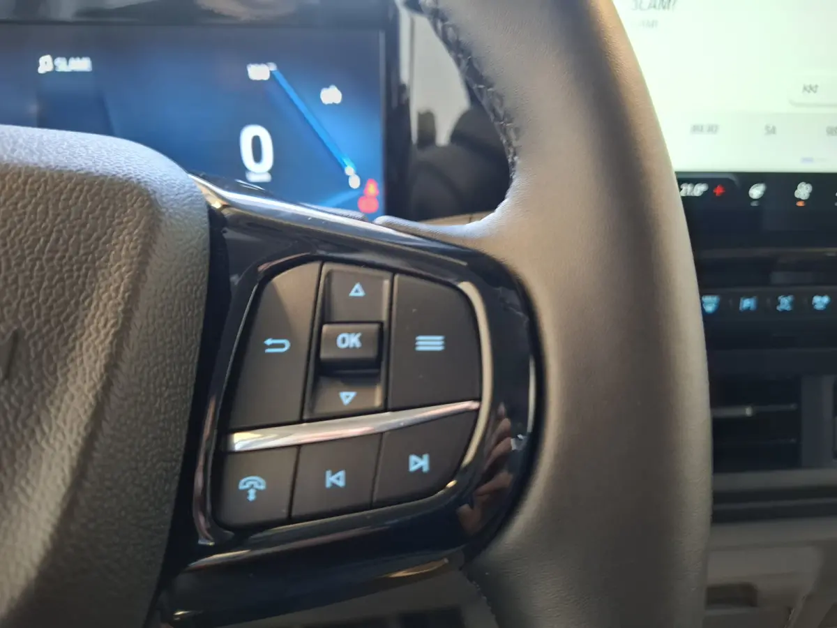 Cust. 340 L2H1 Sport 71 kWh | Nieuw!! | 370KM WLTP | 2.300 KG trekgewicht | Android/Apple Carplay | Voorstoelen/Stuur Verwarmd | Beide Kanten Schuifdeur | LM Velgen 17" | Airco |