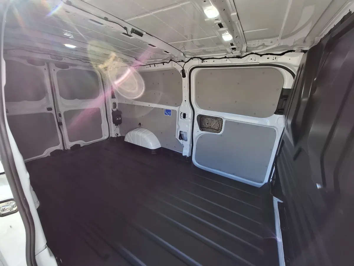 Cust. 340 L2H1 Sport 71 kWh | Nieuw!! | 370KM WLTP | 2.300 KG trekgewicht | Android/Apple Carplay | Voorstoelen/Stuur Verwarmd | Beide Kanten Schuifdeur | LM Velgen 17" | Airco |
