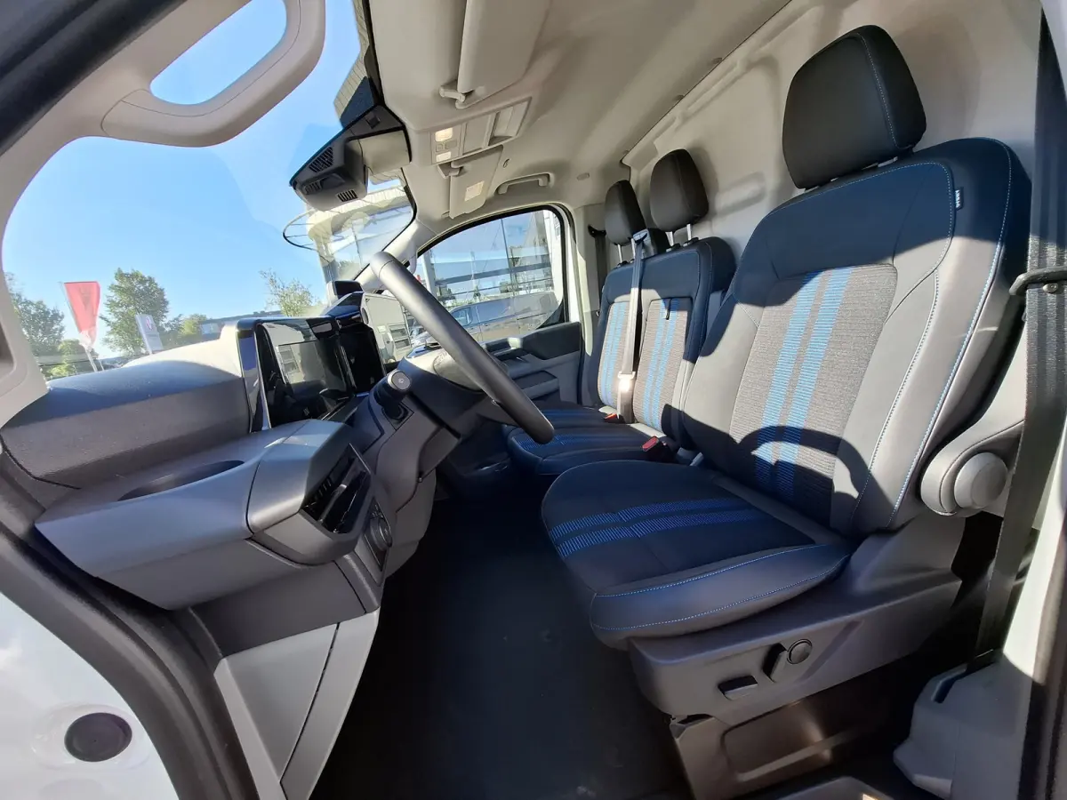 Cust. 340 L2H1 Sport 71 kWh | Nieuw!! | 370KM WLTP | 2.300 KG trekgewicht | Android/Apple Carplay | Voorstoelen/Stuur Verwarmd | Beide Kanten Schuifdeur | LM Velgen 17" | Airco |