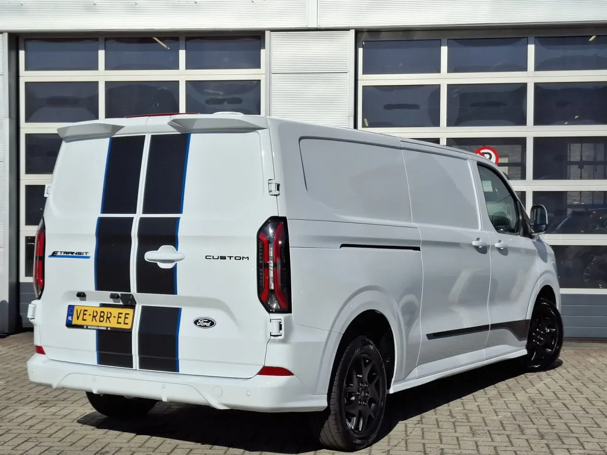 Cust. 340 L2H1 Sport 71 kWh | Nieuw!! | 370KM WLTP | 2.300 KG trekgewicht | Android/Apple Carplay | Voorstoelen/Stuur Verwarmd | Beide Kanten Schuifdeur | LM Velgen 17" | Airco |