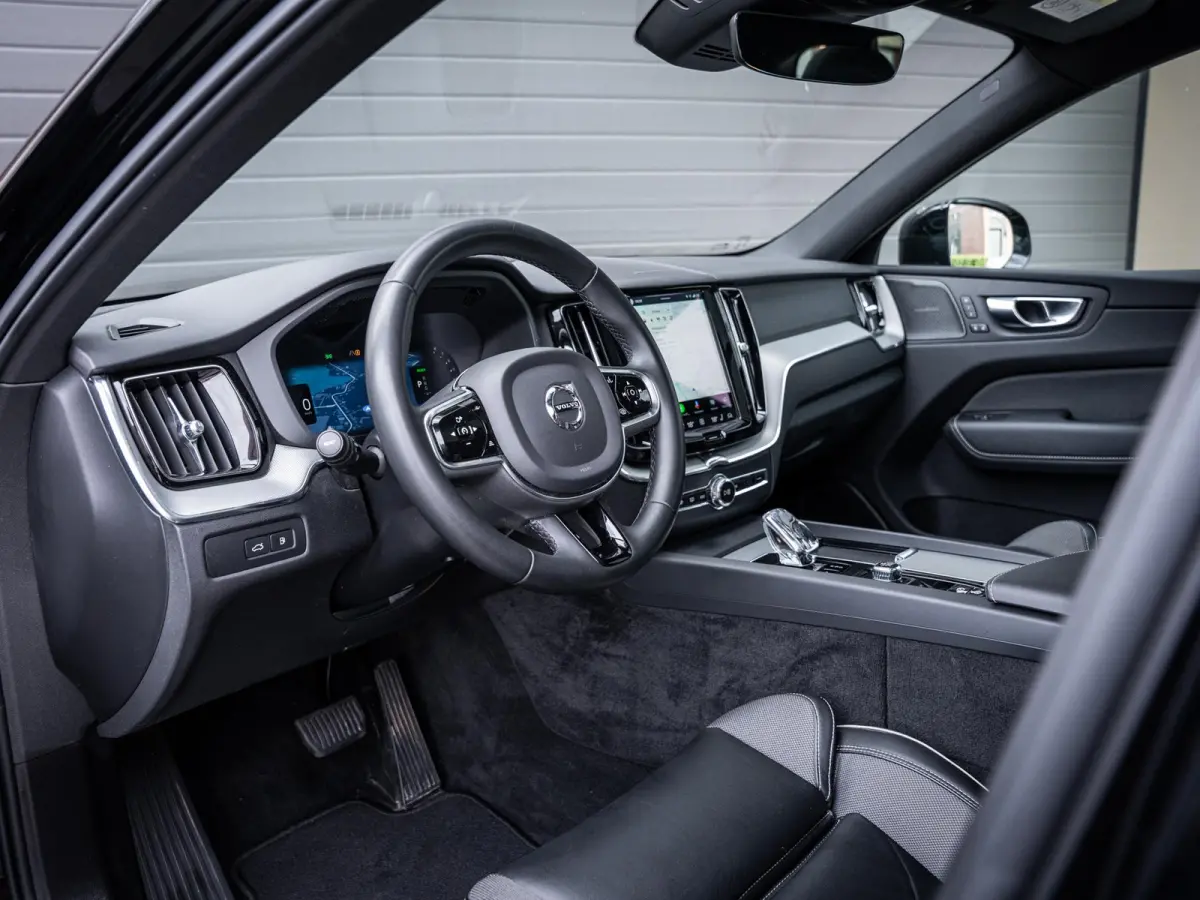 2.0 T6 Plug-in hybrid AWD Plus Dark R-Design - Long Range l Pano l H&K | 360 | Trekhaak