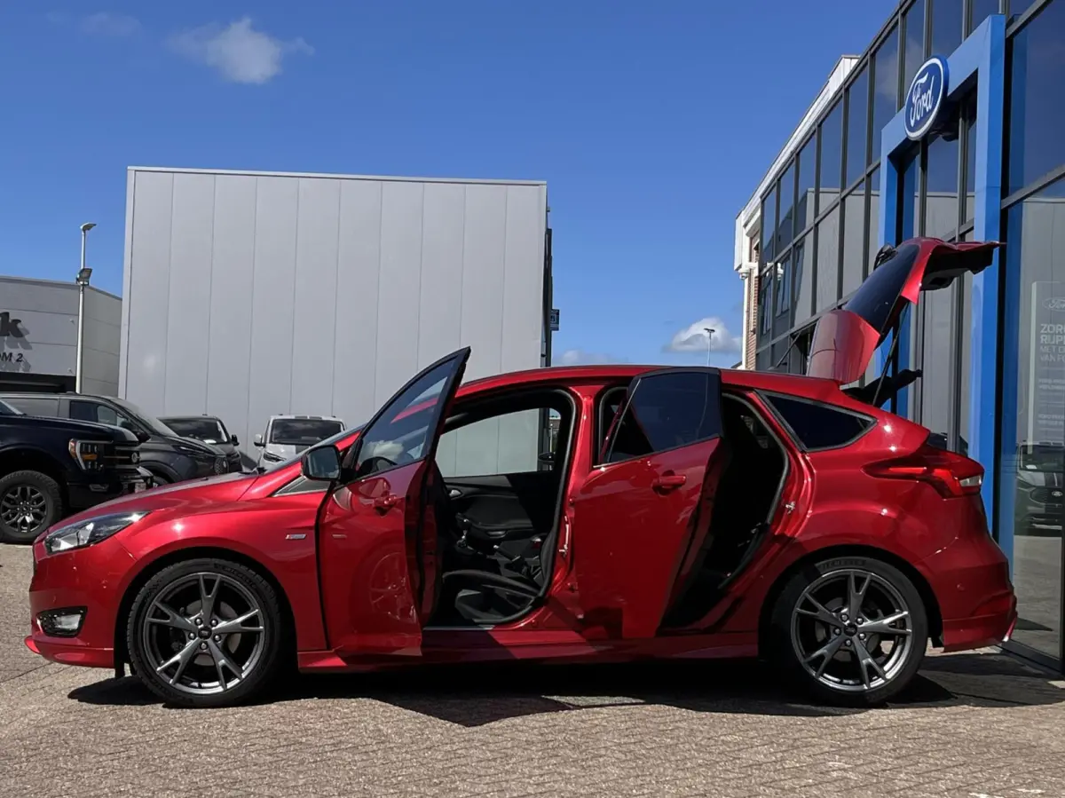 1.0 ST-Line 125PK Cruise Navi Carplay Climate Parkeersensoren Parkeer Assistent 18'' Velgen Privacy Glass *Sportief*