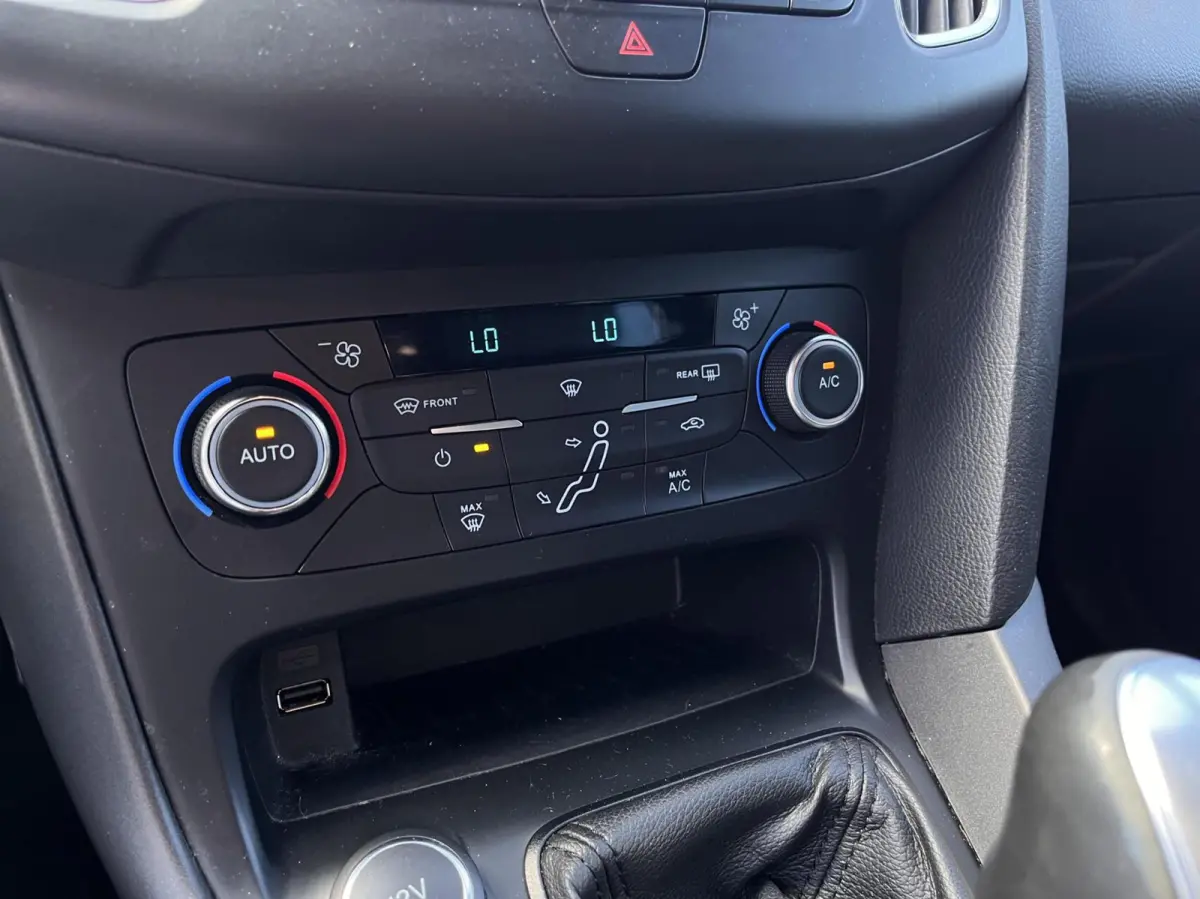 1.0 ST-Line 125PK Cruise Navi Carplay Climate Parkeersensoren Parkeer Assistent 18'' Velgen Privacy Glass *Sportief*