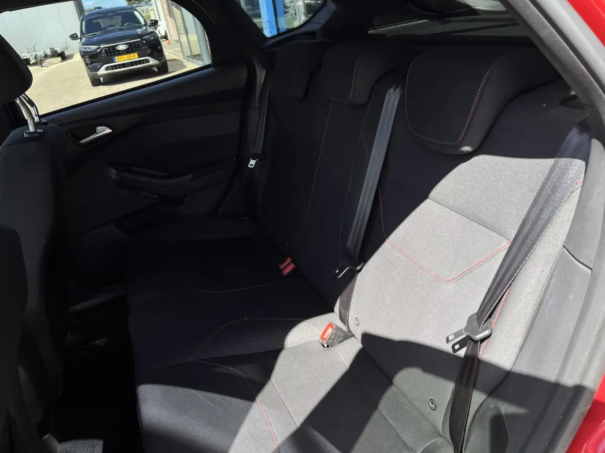1.0 ST-Line 125PK Cruise Navi Carplay Climate Parkeersensoren Parkeer Assistent 18'' Velgen Privacy Glass *Sportief*