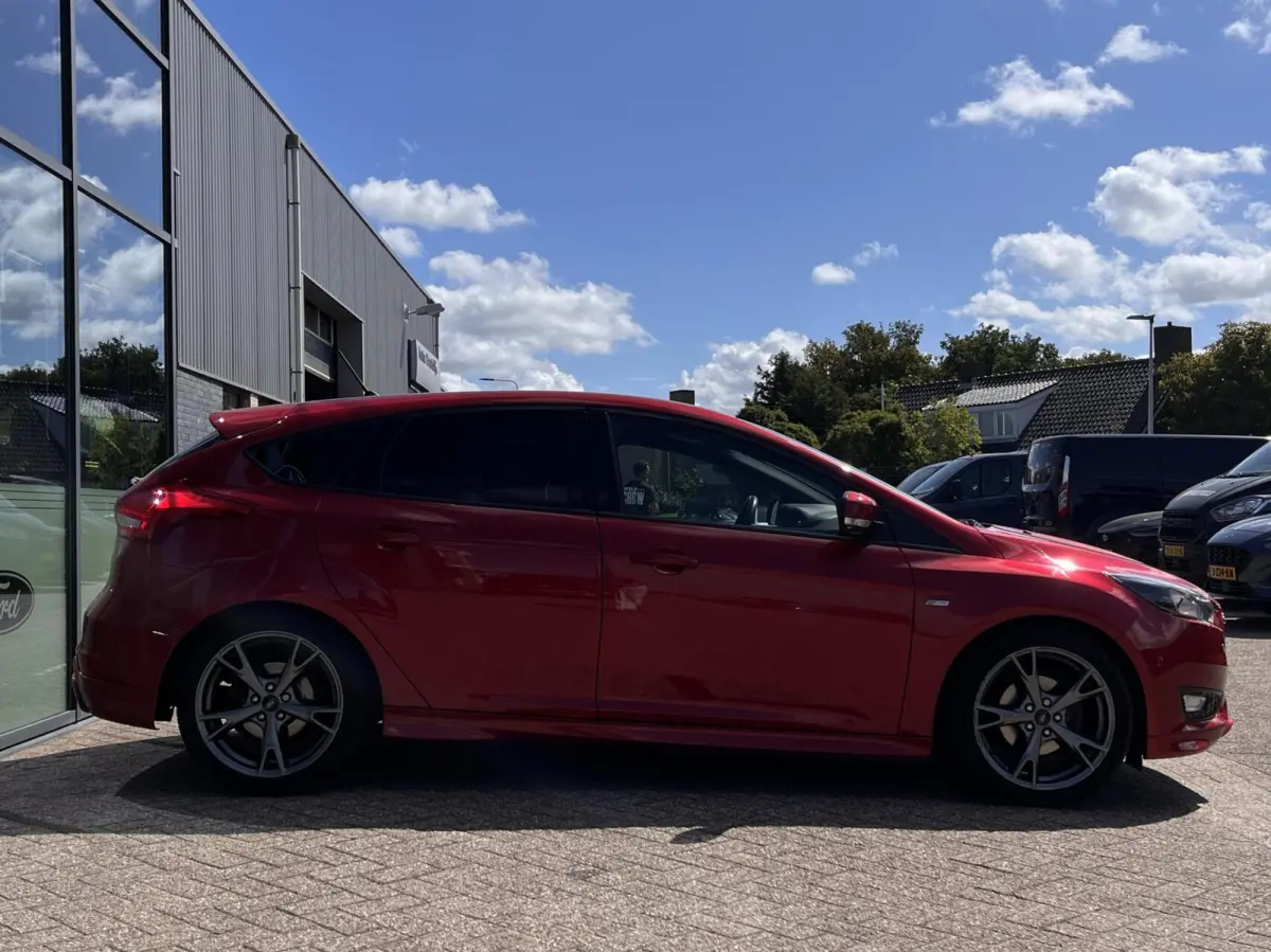 1.0 ST-Line 125PK Cruise Navi Carplay Climate Parkeersensoren Parkeer Assistent 18'' Velgen Privacy Glass *Sportief*