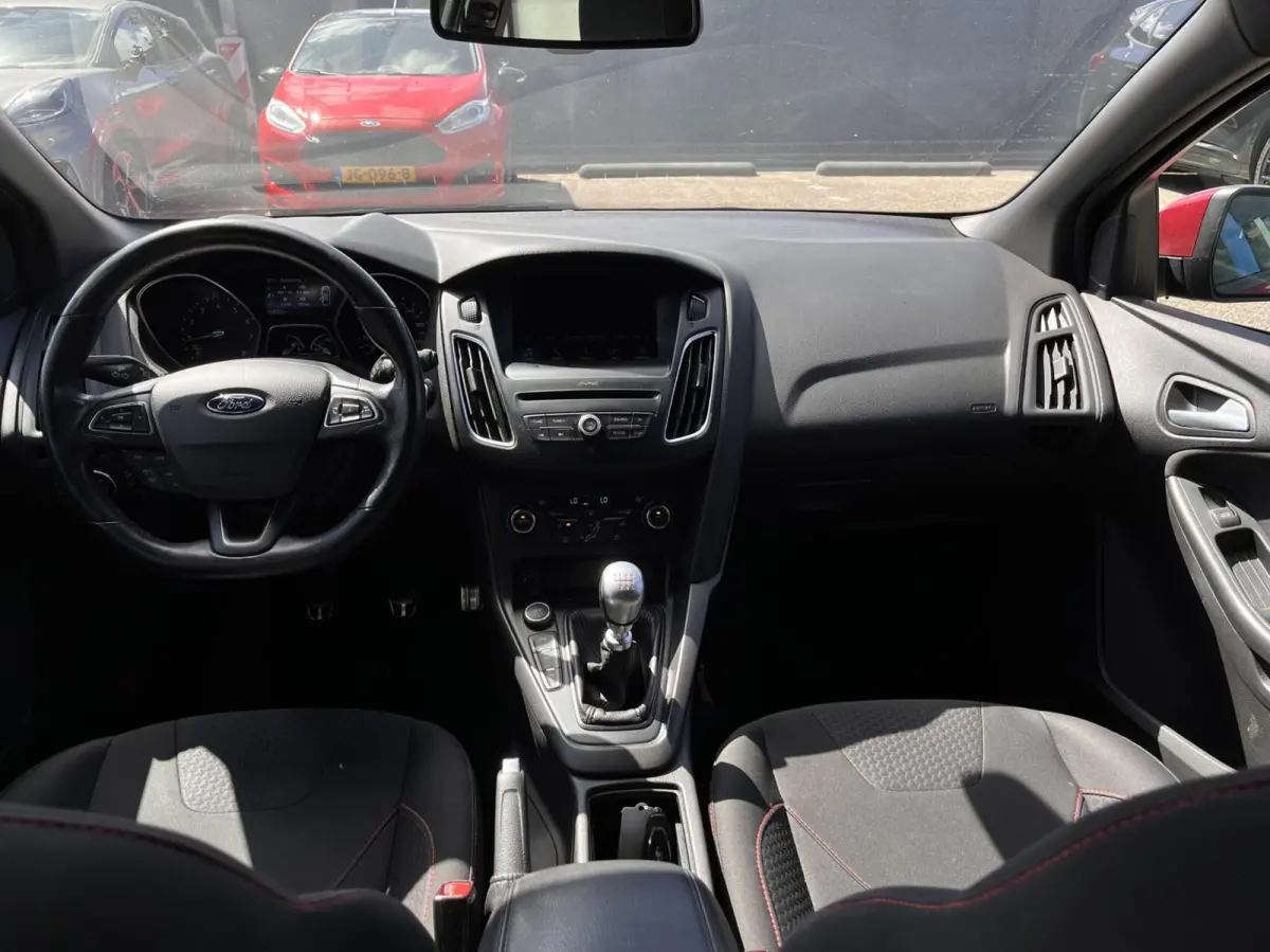 1.0 ST-Line 125PK Cruise Navi Carplay Climate Parkeersensoren Parkeer Assistent 18'' Velgen Privacy Glass *Sportief*