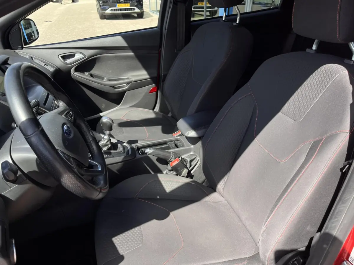 1.0 ST-Line 125PK Cruise Navi Carplay Climate Parkeersensoren Parkeer Assistent 18'' Velgen Privacy Glass *Sportief*